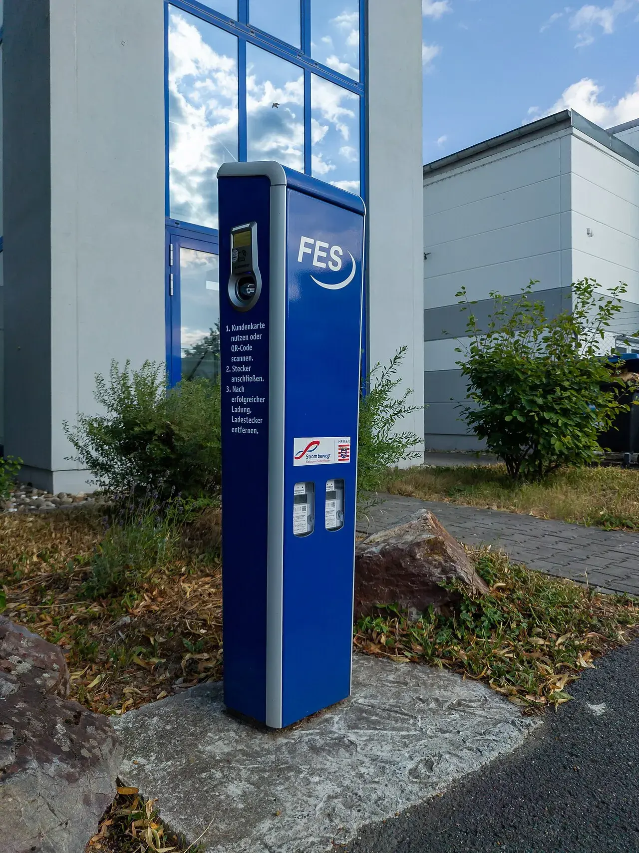 En offentlig ladestation for elbiler i Stuttgart, med en Smart elbil fra Car2Go. Billedet viser den praktiske og miljøvenlige løsning for bytransport.
