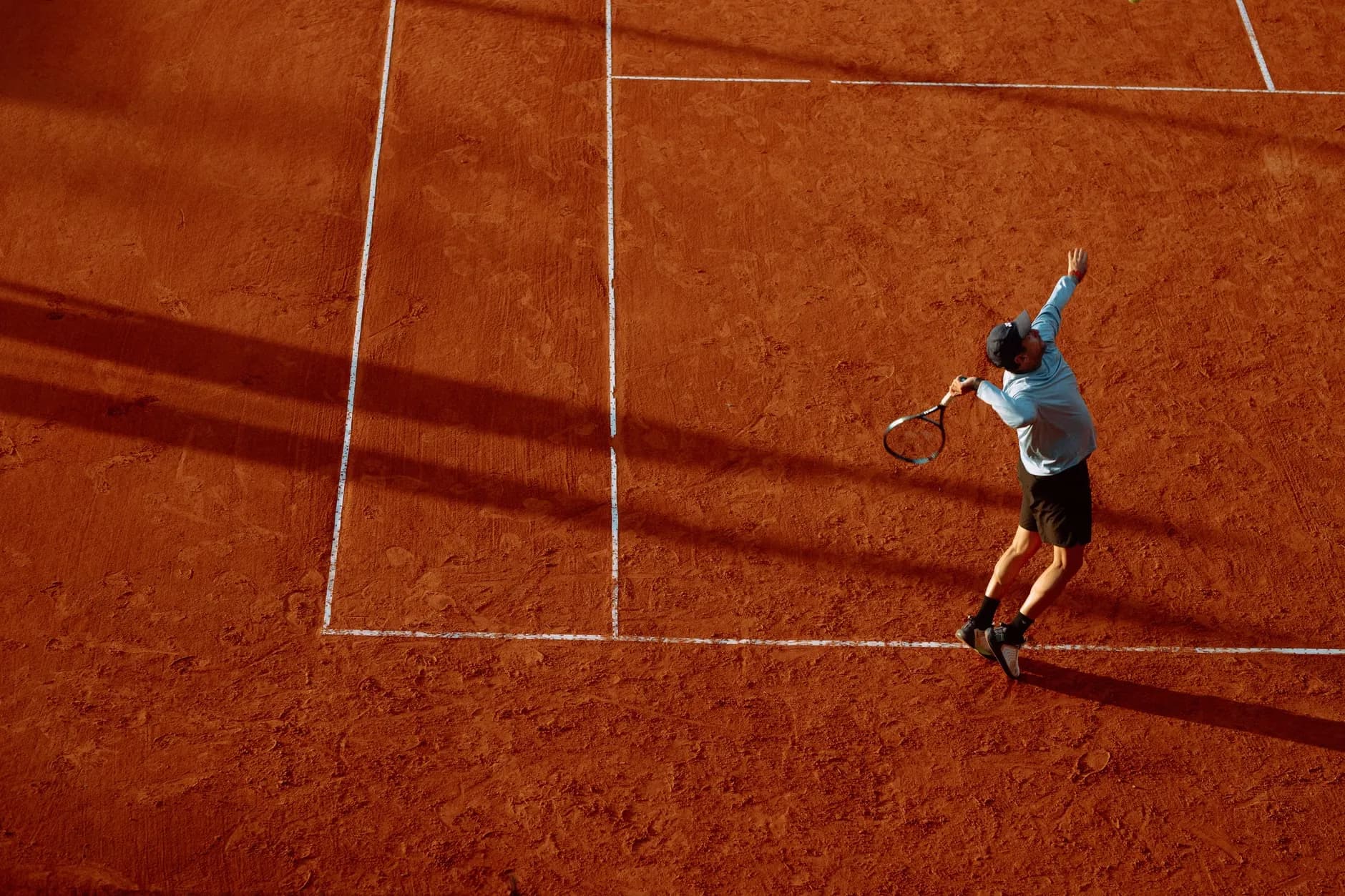 Clara Tauson i aktion under US Open 2023. Billedet viser hende i sportslig kontekst.