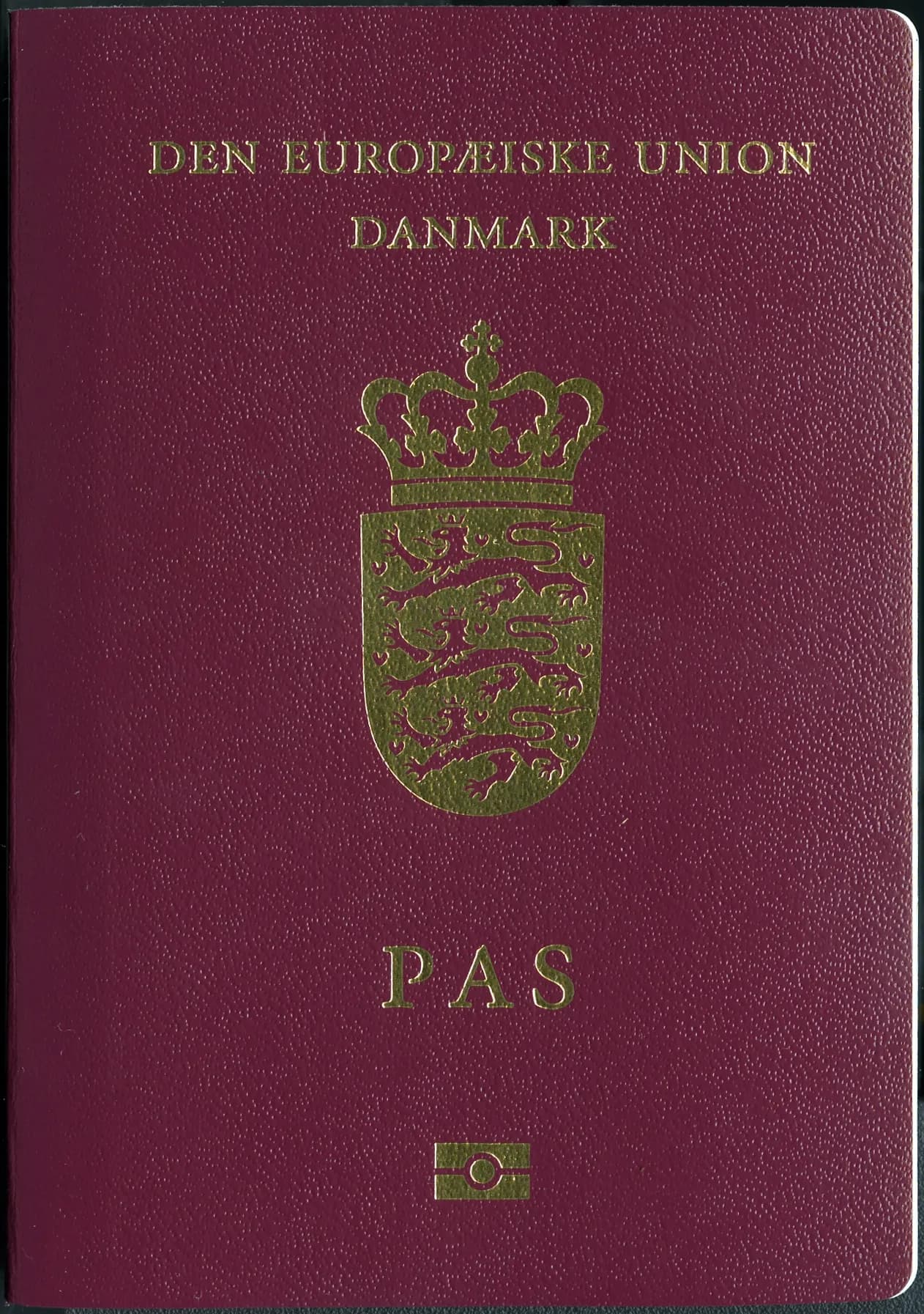 Forsiden af et dansk pas. Billedet viser den officielle danske pasudgave.