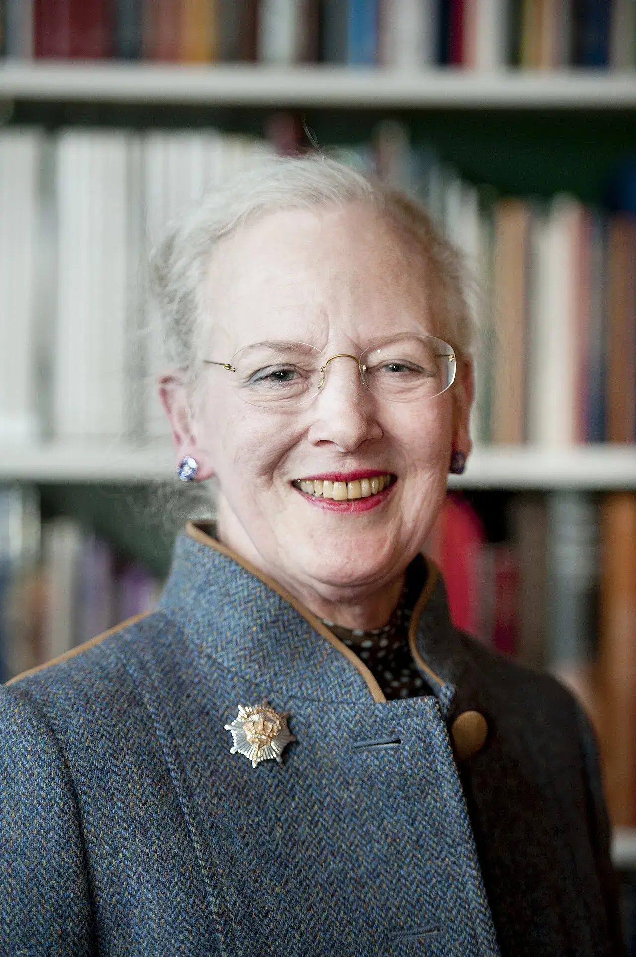 Portræt af dronning Margrethe af Danmark. Billedet fremhæver dronningen i en officiel sammenhæng.