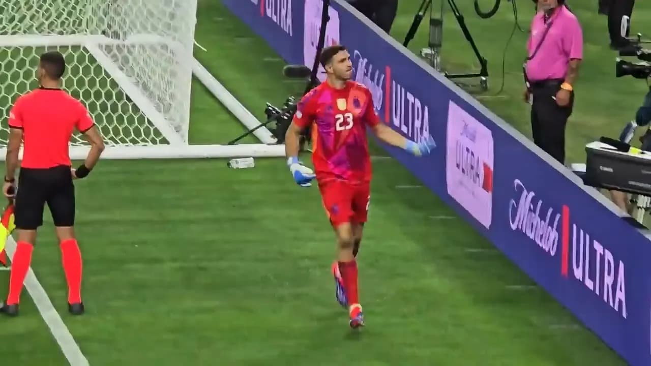 Emiliano Martínez fejrer efter at have stoppet et straffespark under Copa América 2024-kampen mellem Argentina og Ecuador.