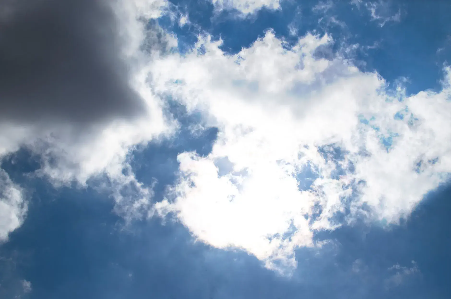 Et smukt landskab med farverige skyer mod en dybblå himmel på en solrig dag. Billedet udstråler en følelse af fred og ro.