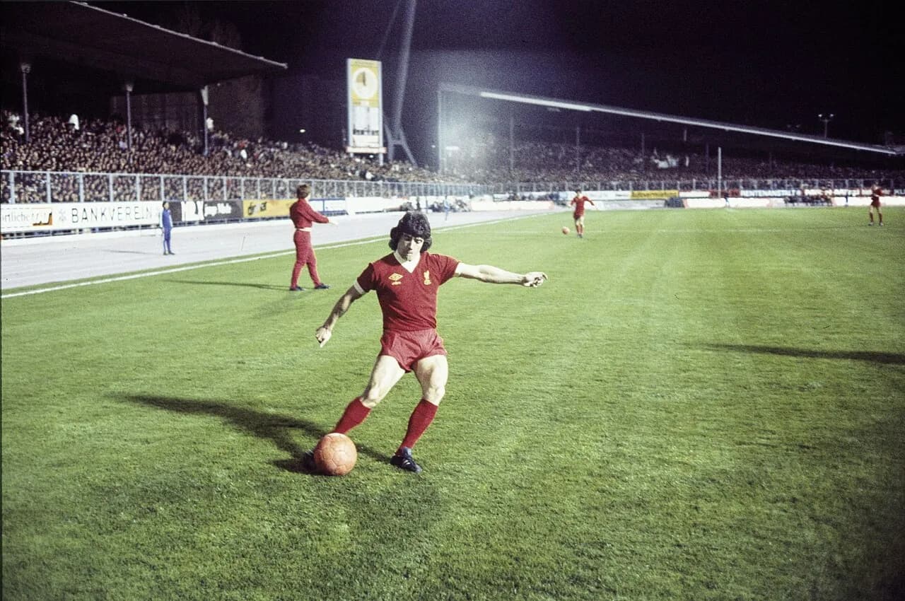 Kevin Keegan træner med Liverpool. Billedet viser ham i fuld aktivitet under en træningssession.