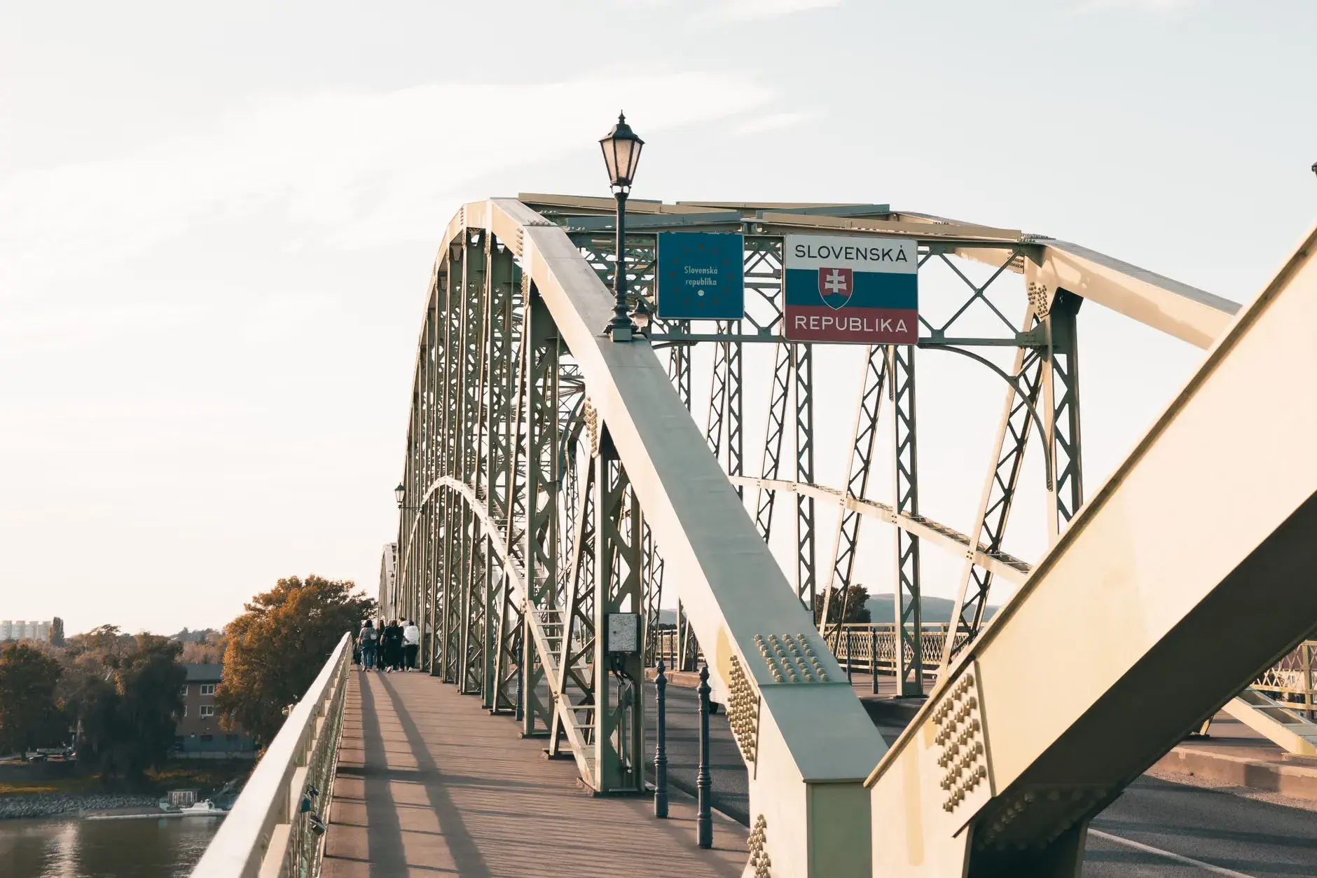 En scenisk udsigt over Maria Valeria Broen, der forbinder Ungarn og Slovakiet over Donau-floden.