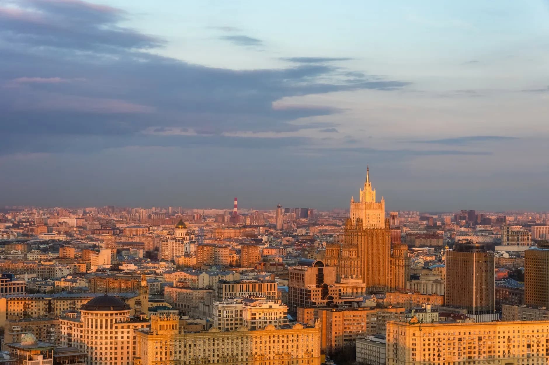Et luftfotografi af Moskvas skyline med Udenrigsministeriets bygning ved solnedgang.