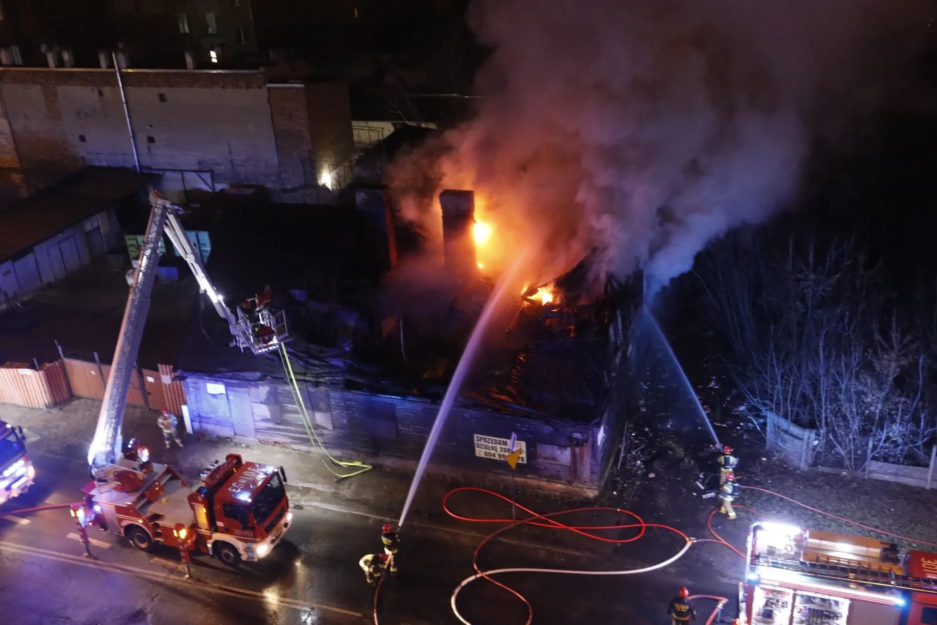 Norsk storbrand under kontrol – over 100 boliger ødelagt