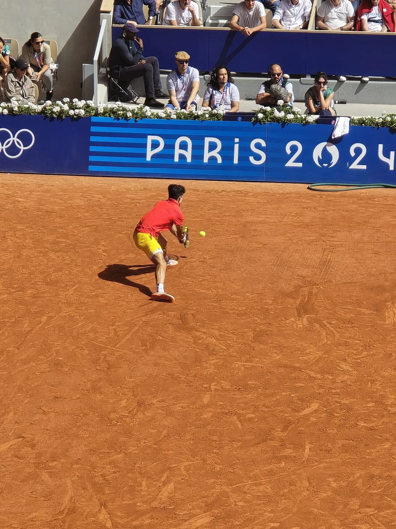 Novak Djokovic returnerer et slag med backhand under Roland-Garros 2024. Billedet er taget under hans første runde-kamp på Philippe-Chatrier.