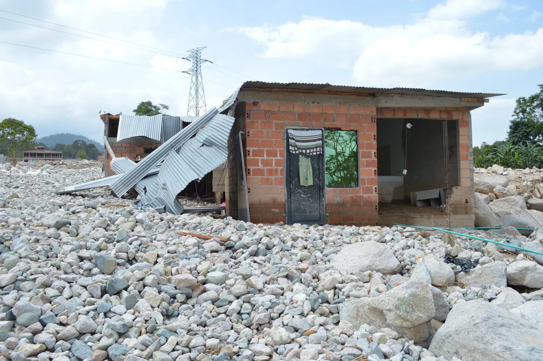 Et ødelagt hus omgivet af sten i Mocoa, Colombia, viser virkningerne af en naturkatastrofe. Billedet viser omfanget af skaderne efter en naturkatastrofe.