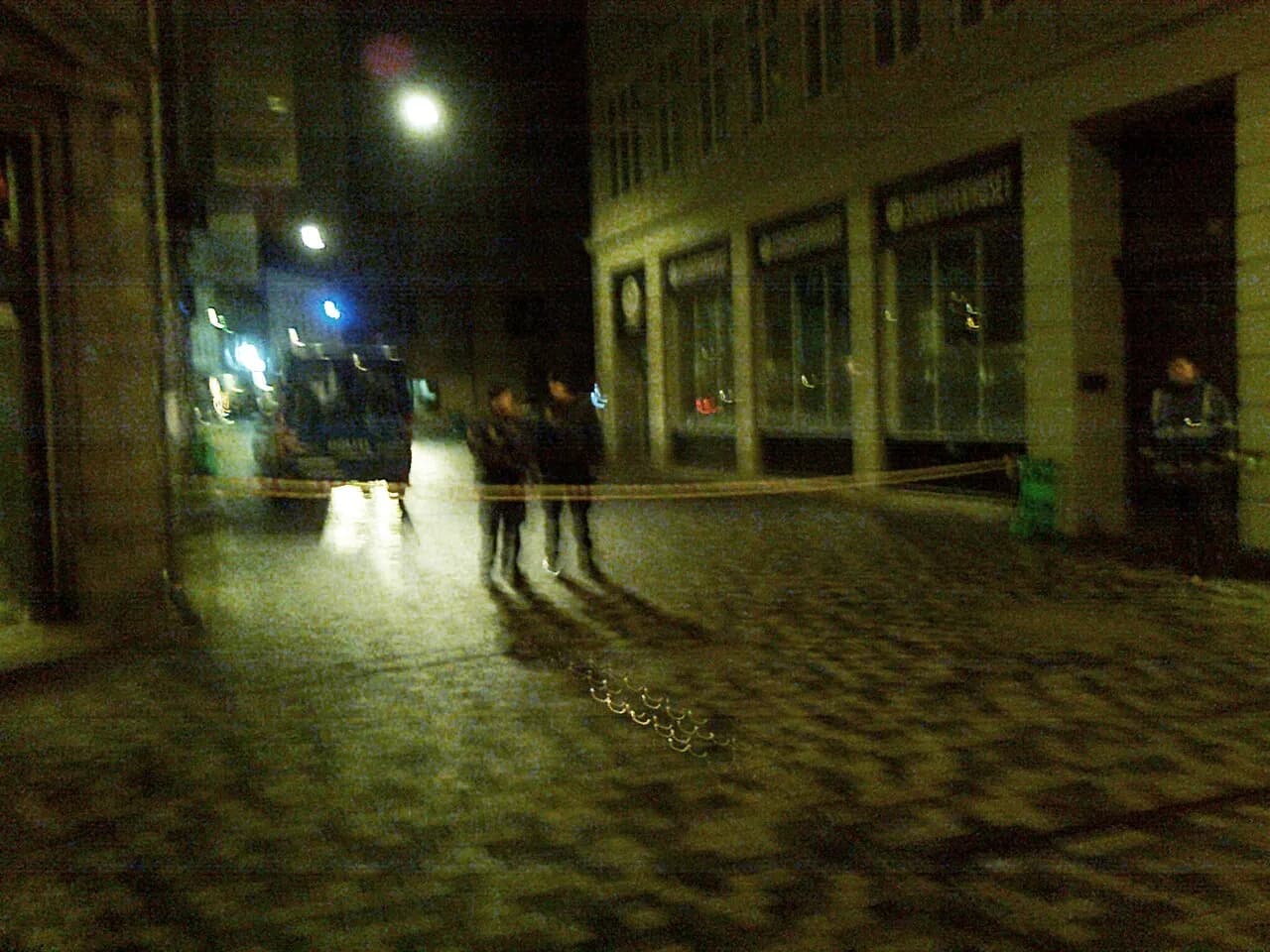 Strøget og Købmagergade er afspærret af politiet som reaktion på 2015 Copenhagen shootings. Billedet er taget i lav belysning og fremstår let sløret.