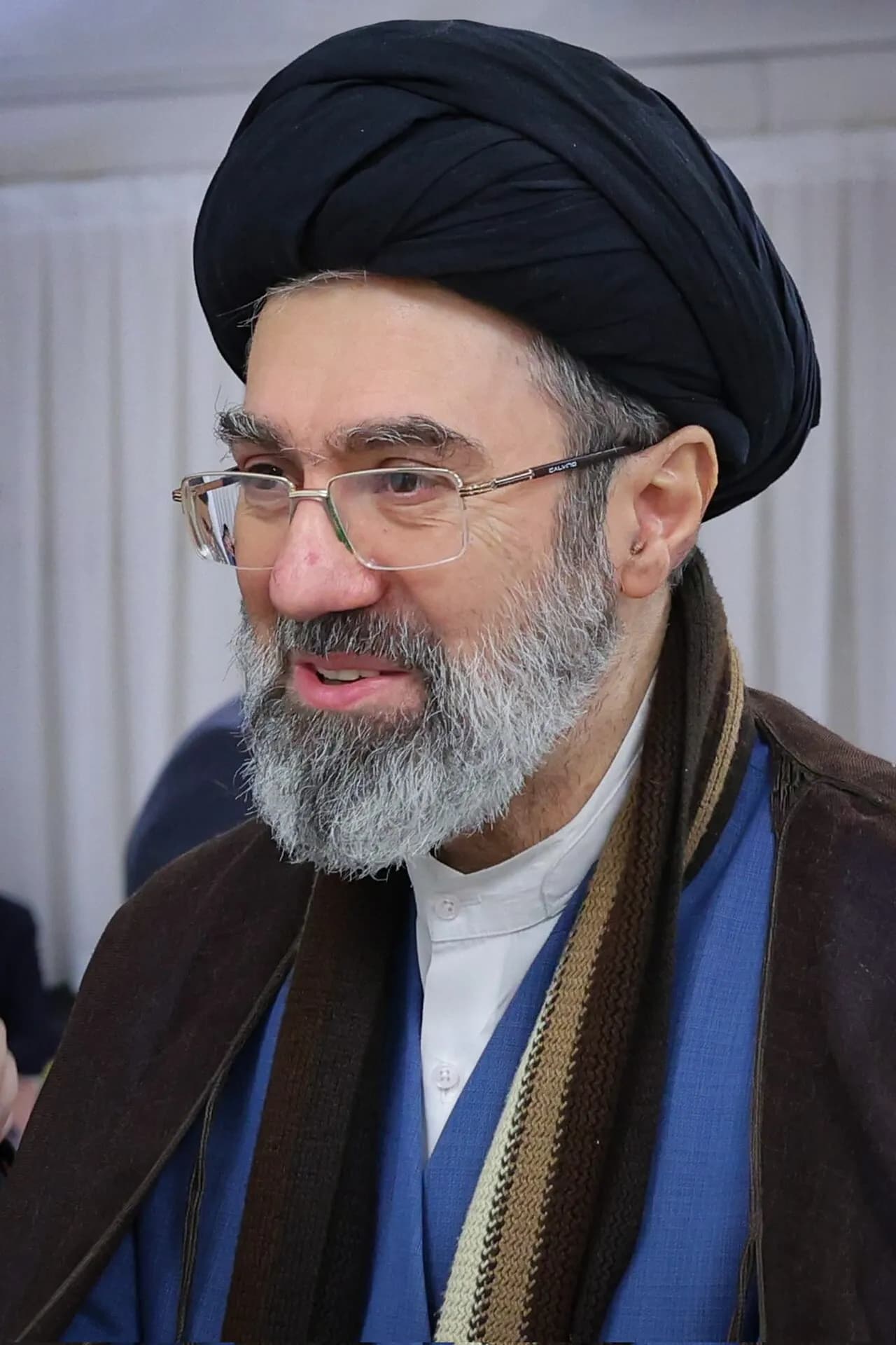 Et officielt portræt af Ayatollah Sayyid Mojtaba Khamenei. Billedet giver et indblik i hans personlige udstråling.