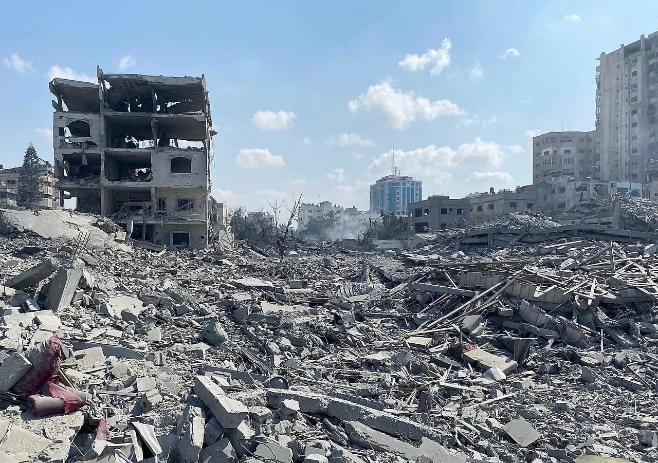 Billedet viser skader på beboelsesbygninger i Rimal-kvarteret i Gaza City, forårsaget af et israelsk luftangreb den 9. oktober 2023.