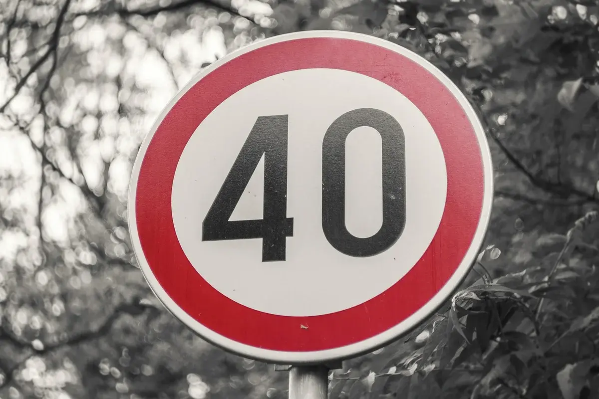 A 40 speed limit sign by the roadside.