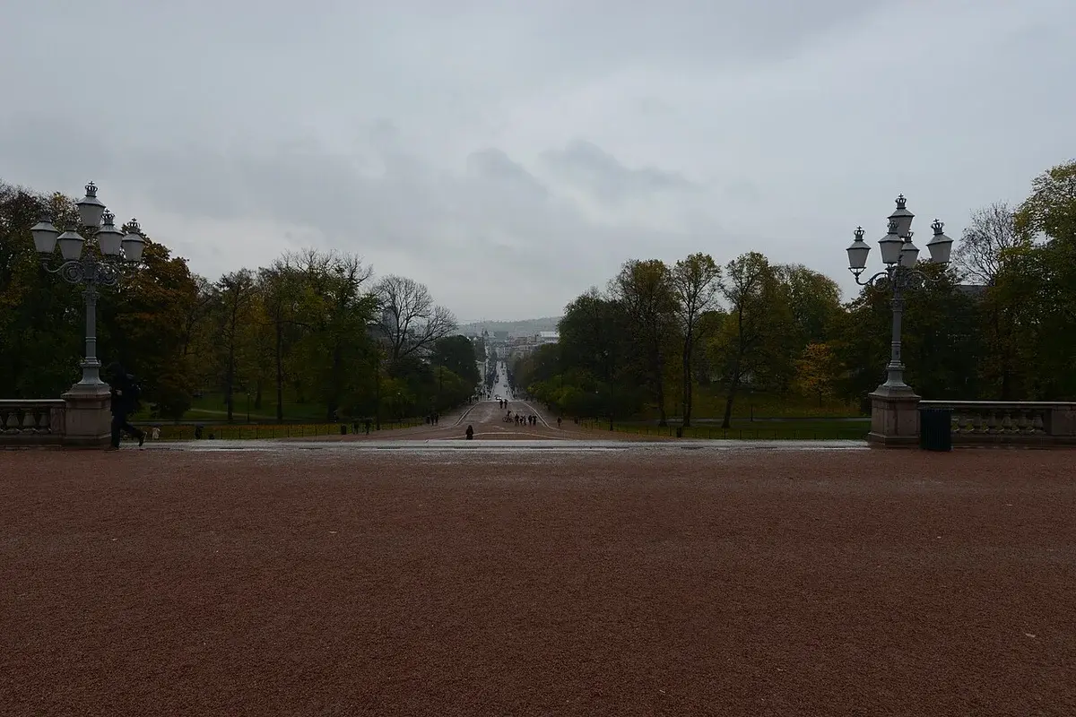 Wide view of the Royal Palace in Oslo from the front.