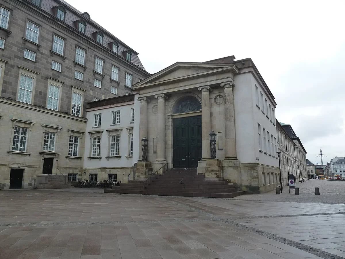 Main entrance of the Supreme Court of Denmark building with columns and steps