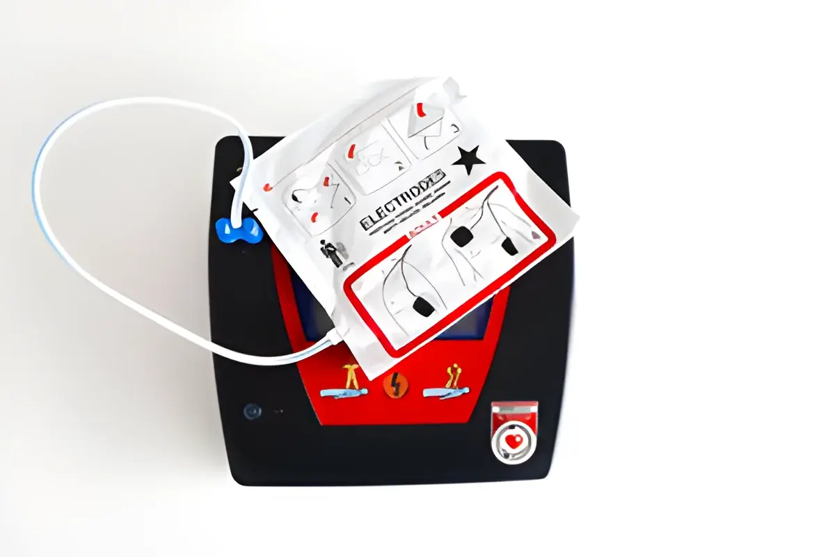 Medical defibrillator with electrode pads for first aid