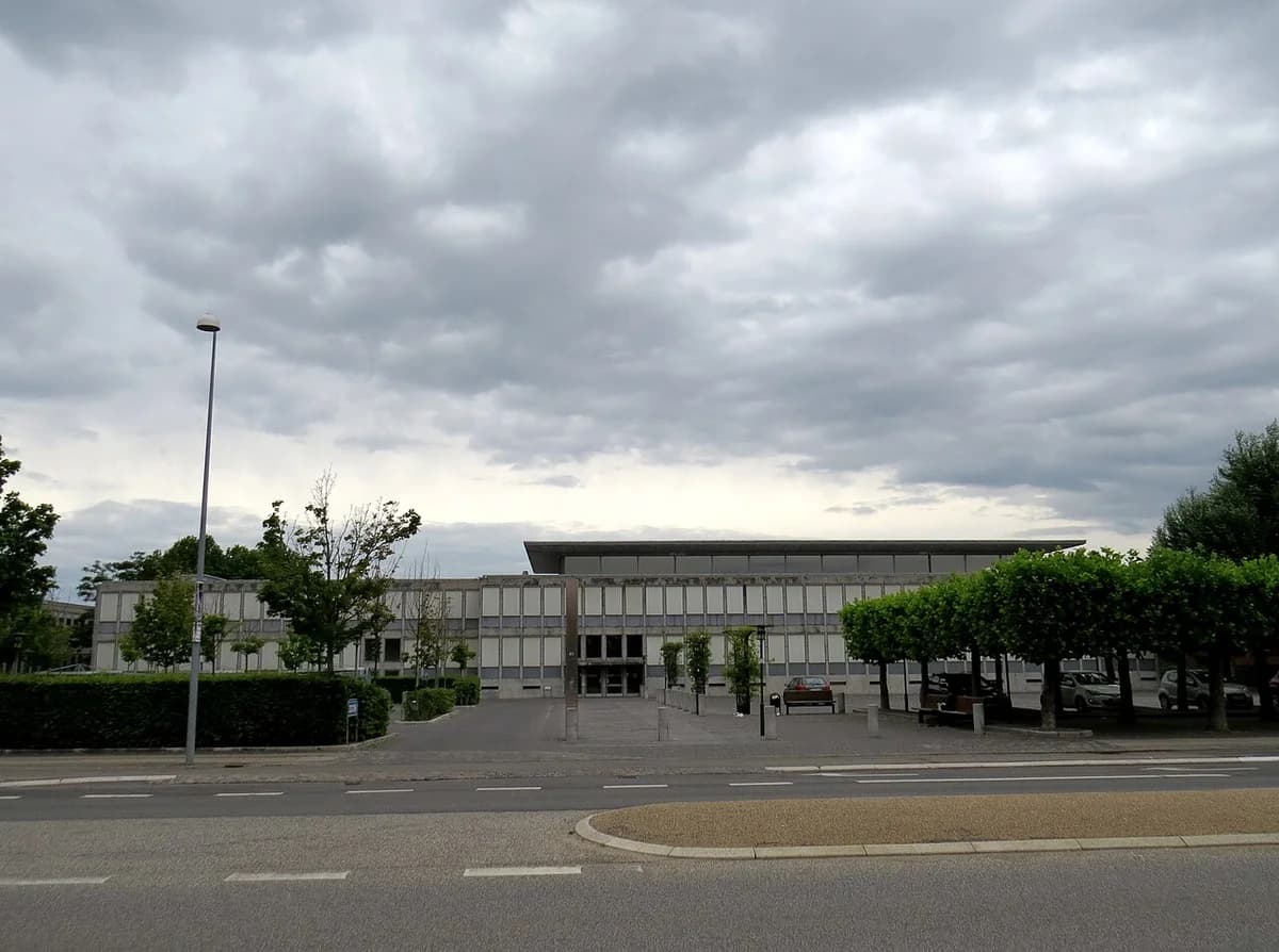 Exterior of Tårnby Town Hall under a cloudy sky.