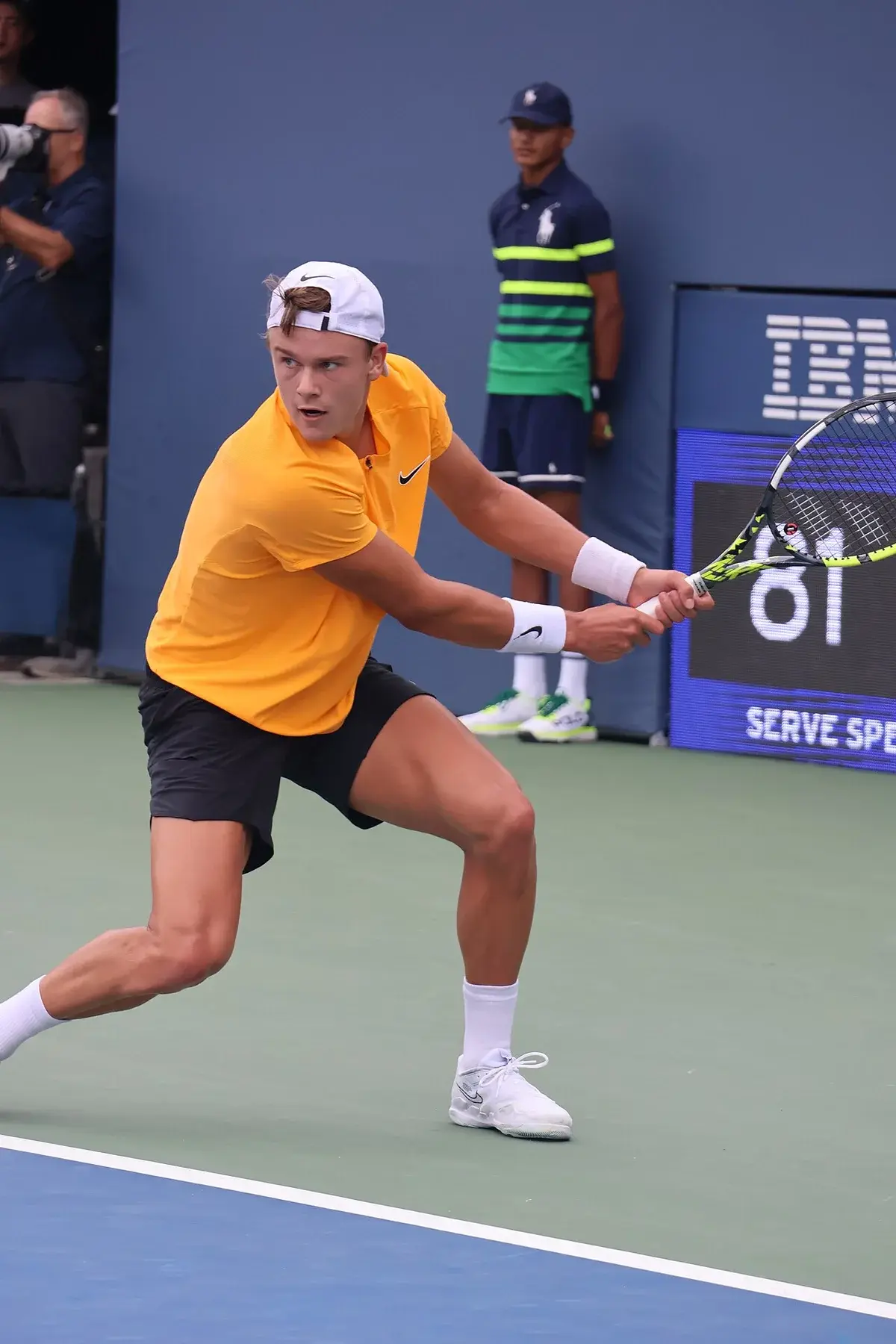 Holger Rune playing a backhand at the US Open 2023.