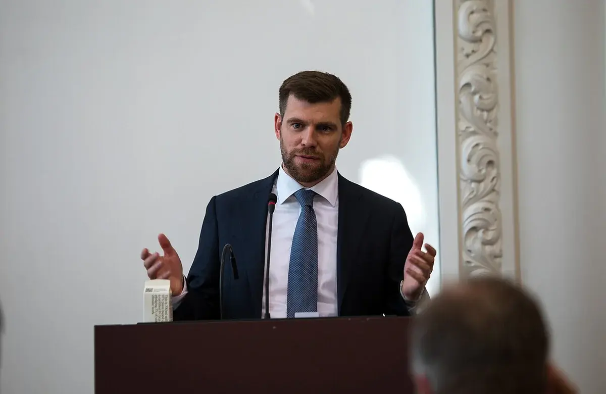 Morten Dahlin speaking at a podium during a debate in the Danish parliament.
