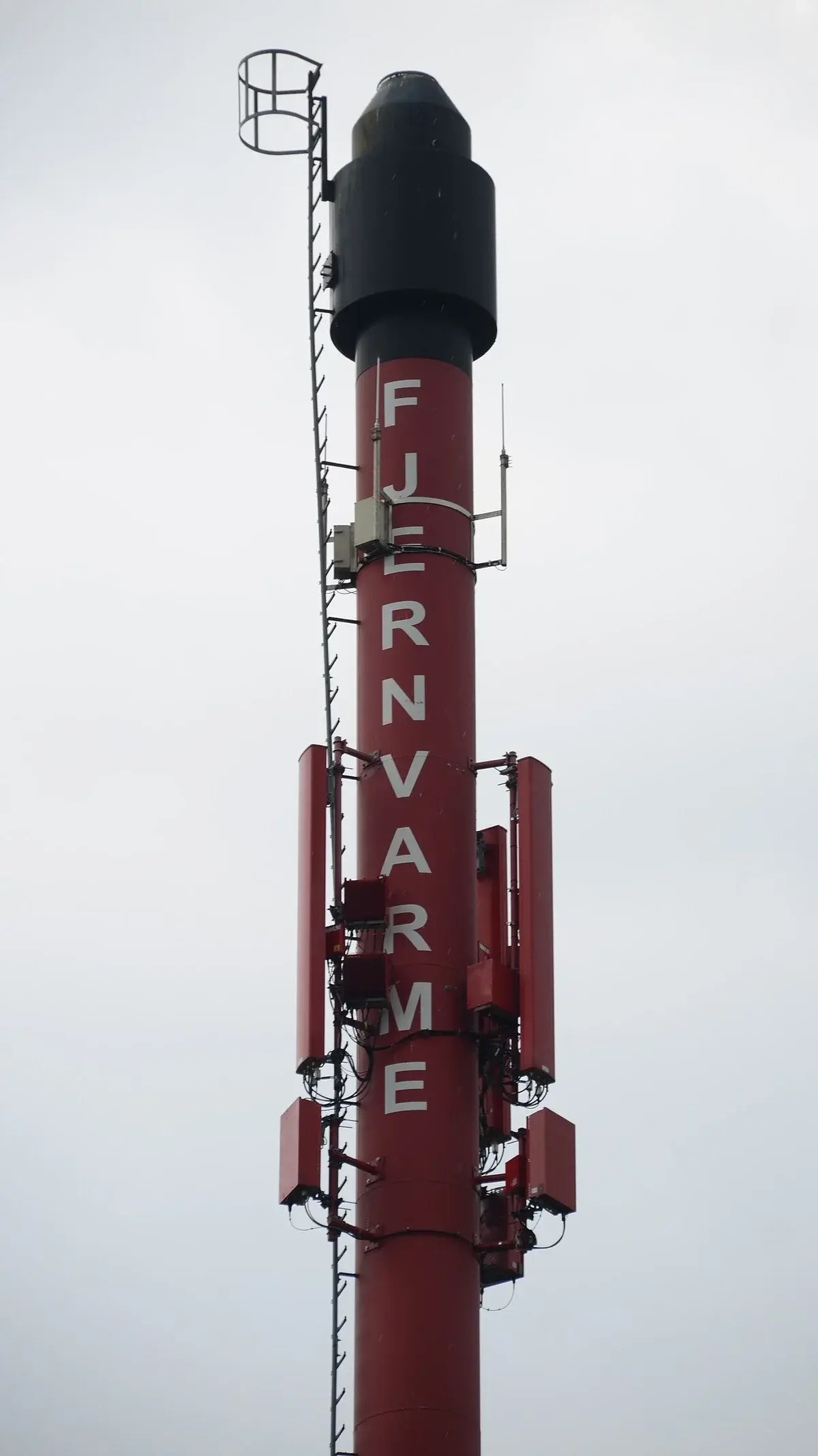 The top of a chimney at a district heating plant with the word FJERNVARME on it.