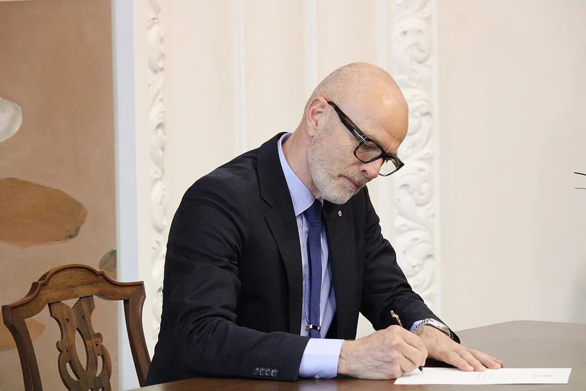 Allan Feldt underskriver den danske forfatning 2026