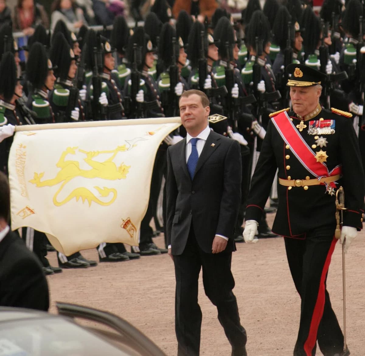 Medvedev and King Harald inspecting the Royal Guard in Norway