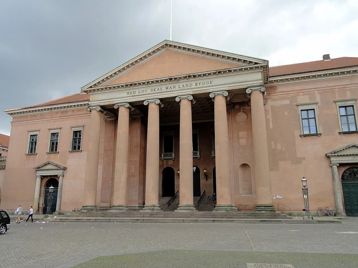 The Copenhagen Courthouse with columns and people in front.