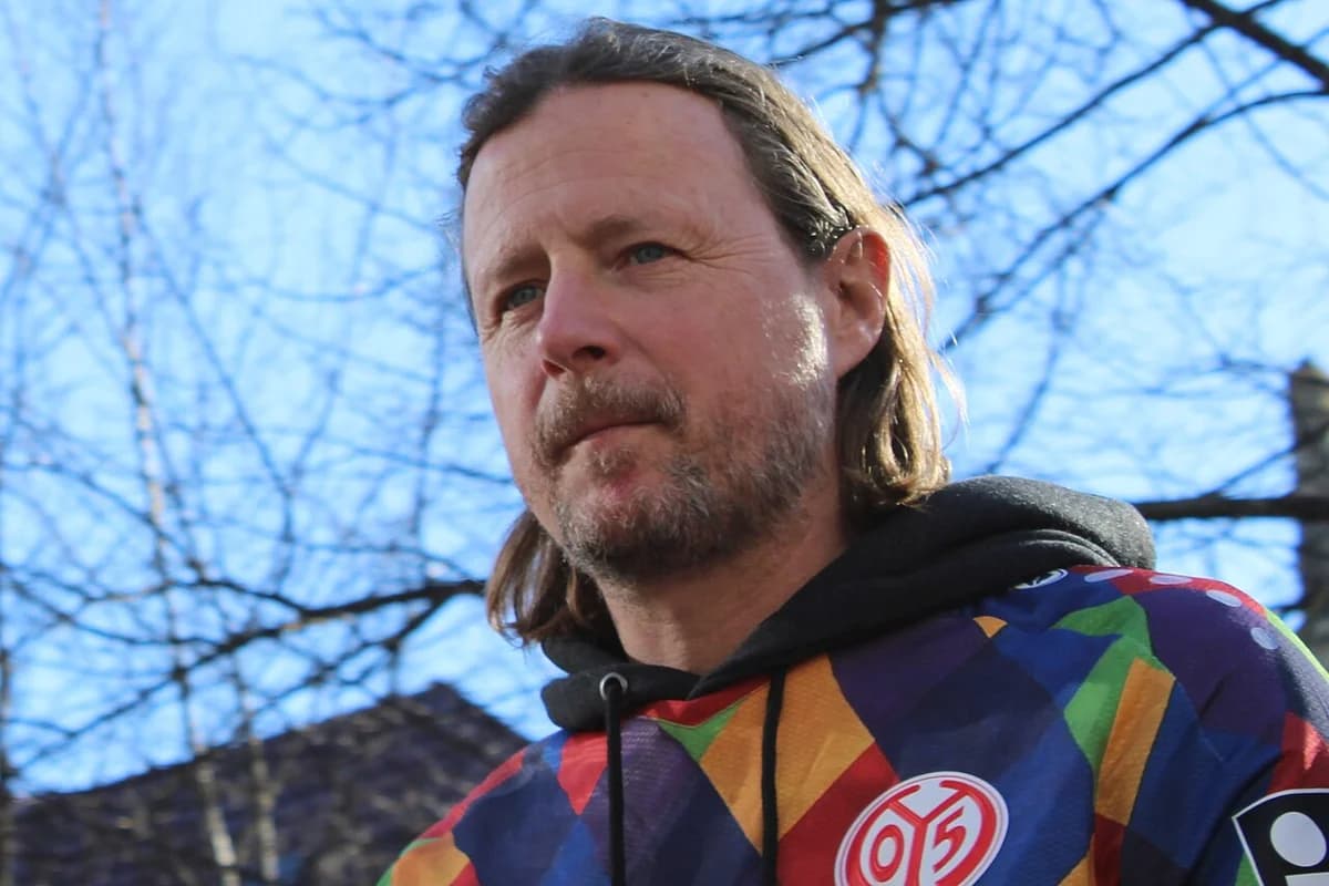 Bo Henriksen at a festive parade during Rosenmontagszug 2025.
