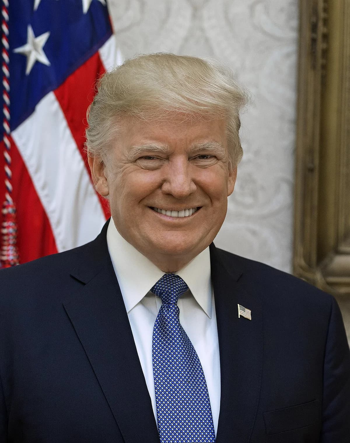 Portræt af Donald Trump foran amerikansk flag