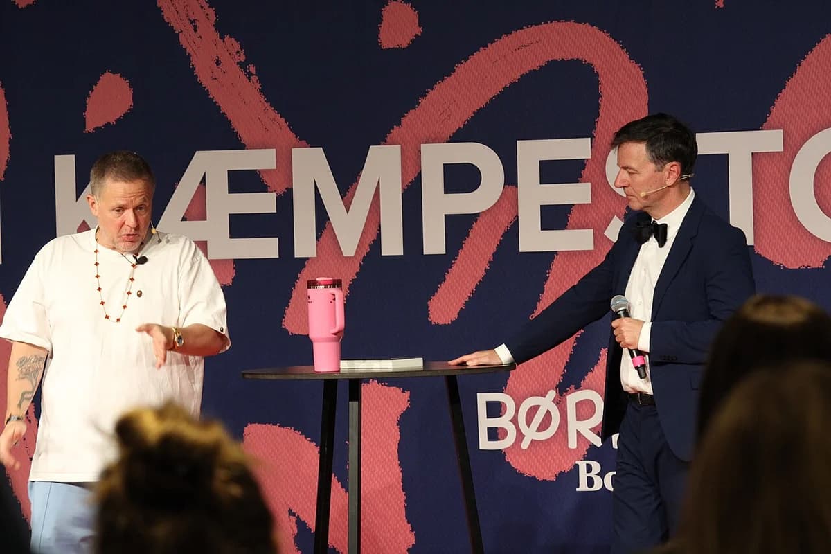 Anders Matthesen speaking on stage with a host at Bogforum 2025.