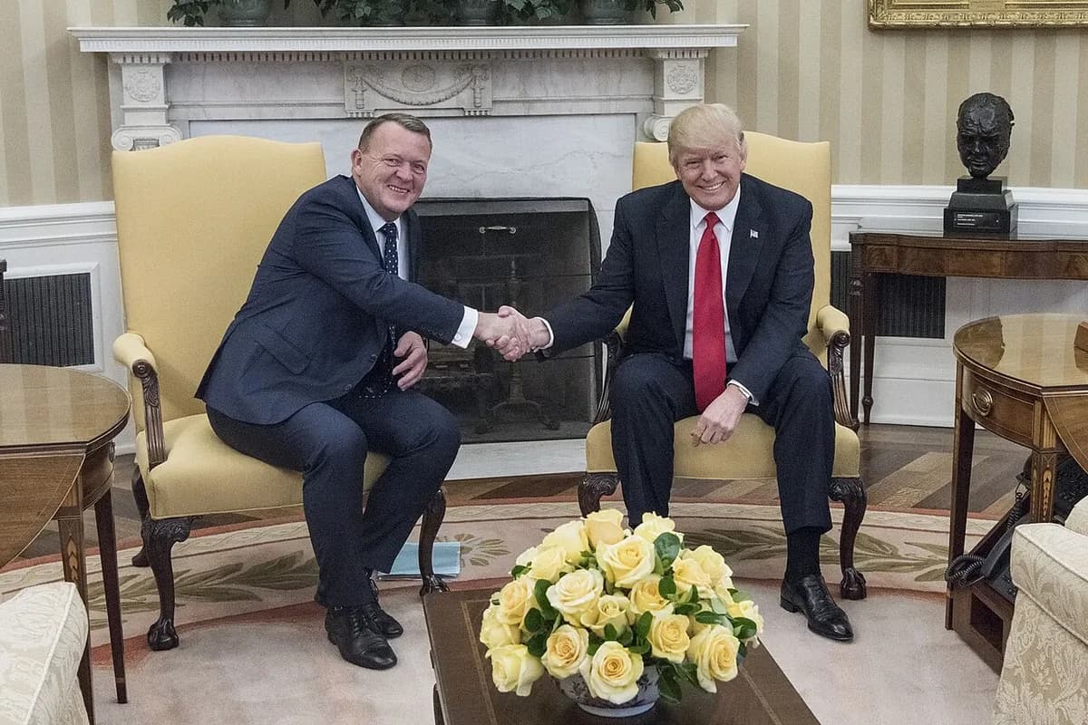 Donald Trump shakes hands with Lars Løkke Rasmussen in the Oval Office.