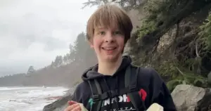 Teenager finder kæmpe hvalknogle på øde strand — et foto, der sendte familien viral